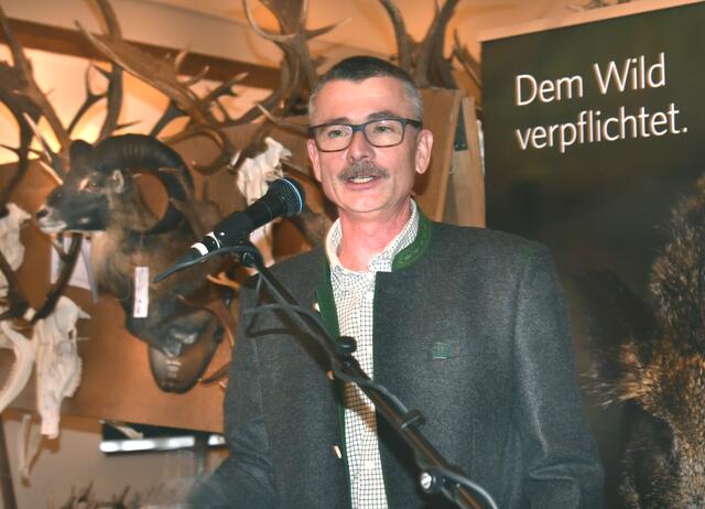 Bezirksjägermeister Wolfgang Strobl erläutert die positiven Entwicklungen bei Rebhuhn und Rehwild. | Foto: Herbert Schleich