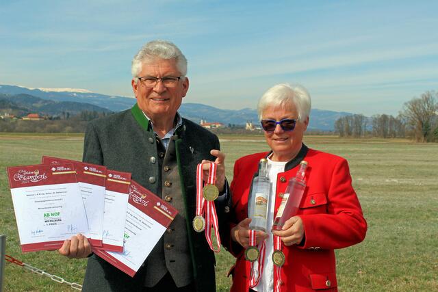 Josef und Barbara Wallner aus St. Stefan erhielten gleich vier Medaillen für ihre besonderen Produkte. | Foto: Pressefoto Emhofer