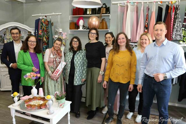 Eine tolle Eröffnung der Secondhandboutique "Vorstadtkleider" und der "Rockprinzessin" bescherte den Unternehmerinnen viel Besucher und Gratulanten. Unter anderen Ramazan Serttas von der WK, VizeBgm. Ingrid Burtscher, Isabella Woldrich von der Rockprinzessin, Alexandra Reich von der Boutique Vorstadtkleider, Schneiderin Judith Jitka, Schrankflüsterin Regina Halbauer,  Buchprinzessin Jacqueline Schneider, Kristina Künzel und WK Ob Andreas Kirnberger.