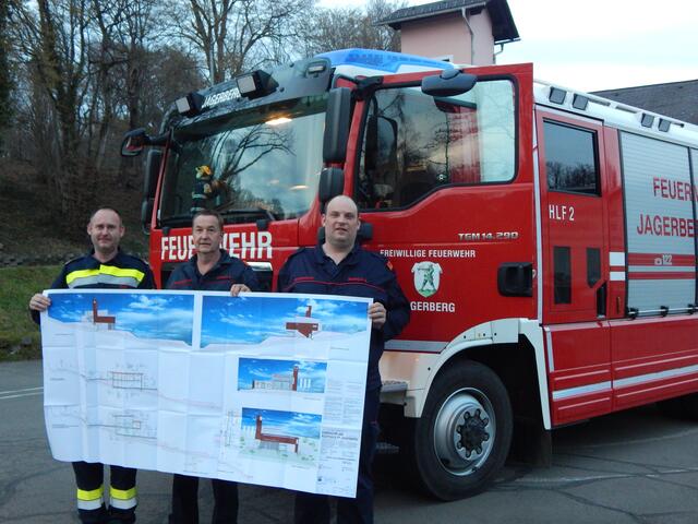 Auf den Neubau freuen sich u. a. OBI Bernhard Neuhold, HBI Ernst Rossmann und HLM d.F. Manfred Eder (v. r.).  | Foto: FF Jagerberg 