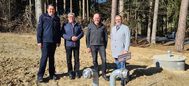 Nahe dem „Dreigemeinden-Eck“ zwischen den Ortschaften Netzberg, Neustadt und Harterleiten befindet sich der neue Löschwasserbehälter. Von links: FF-Kommandant Christoph Prückl, Bürgermeister Josef Lindner (Gutau), Grundeigentümer Max Leonhardsberger (Kefermarkt) und Bürgermeister Fritz Robeischl (Pregarten). | Foto: Stadtgemeinde Pregarten