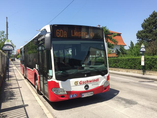 In beiden Fahrtrichtungen ist der Gehsteig bei der Haltestelle Pumgasse zu schmal für eine überdachte Busstation.