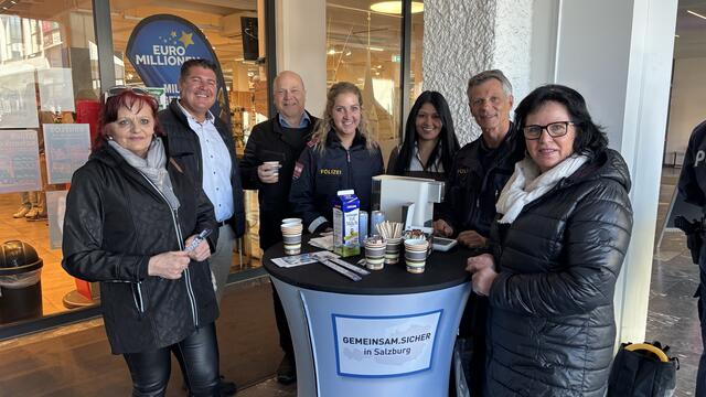 Bürgerinnen und Bürger im Austausch mit der Polizei: Im Bereich des Lungauer Wirtschaftsvereins Tamsweg, konkret im Eingangsbereich zum Coop-Shoppingcenter, fand am 20. März 2025 ein Termin der Veranstaltungsreihe „Coffee with Cops“ statt. | Foto: pjw