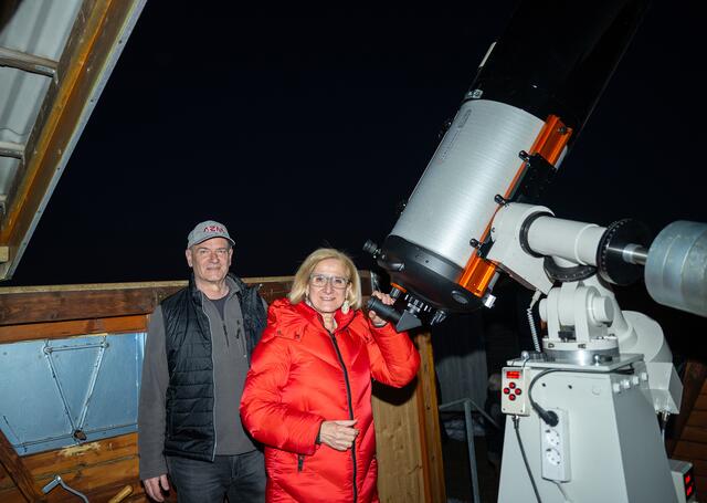 Landeshauptfrau Johanna Mikl-Leitner und Obmann Michael Jäger beim Spiegelteleskop des Astronomischen Zentrums Martinsberg. | Foto: NLK Pfeffer