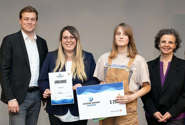 Landesrat Stefan Kaineder, Lehrerin Heidelinde Haslhofer, Preisträgerin Johanna Mitterlehner-Fischer, Mittelschule Naarn, und Daniela König, Direktorin für Umwelt und Wasserwirtschaft beim Land OÖ. | Foto: Land OÖ/Margot Haag