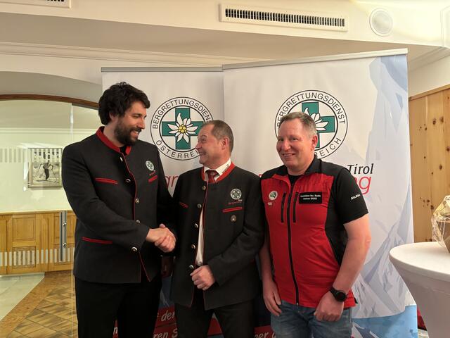 v.l.: Landesleiter-Stv. Valentin Schiessendoppler gratulierte Bezirksleiter Markus Wolf und seinem Stellvertreter Andreas Bader zur Wiederwahl.