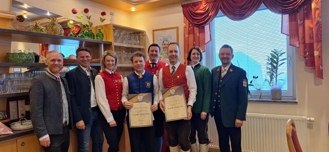 Landesobmann Stefan Süssenbacher, Vizebürgermeister Alexander Radl,
Bezirksobfrau Marion Schmid, Klaus Breidler, Bezirkskapellmeister Adolf Streit, Günter Wutscher, Landesobmann-Stv. Silke Thamerl, Landeskapellmeister Daniel Weinberger (v. l.) | Foto: Kärntner Blasmusikverband