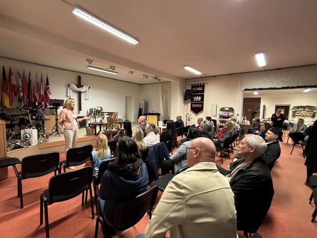 Vor den interessierten Gästen berichtete Dagmar Belakowitsch über die Themen der vergangenen gescheiterten Koalitionsverhandlungen.  | Foto: Thiem/MeinBezirk