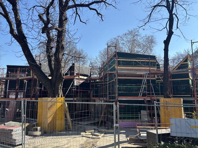 Beim neuen Café-Restaurant "Resselpark" laufen die Arbeiten aktuell auf Hochtouren.  | Foto: Fabian Franz/MeinBezirk