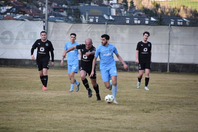 Eine außerordentlich starke Leistung gegen Mayrhofen sicherte dem FC Stubai am Samstag die ersten drei Heimpunkte der Frühjahrssaison. | Foto: Kainz
