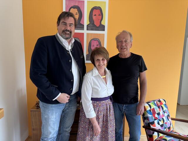 Bürgermeister Stefan Steinbichler (SPÖ) mit der Jubilarin und ihrem Ehemann | Foto: Stadtgemeinde Purkersdorf