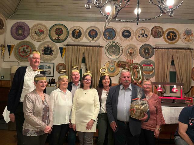 Jubilar Wolfgang Weninger (r.) mit Gattin) und seinen "Engeln". | Foto: Lilly Weninger