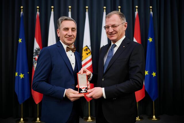 LH Stelzer überreichte Josef Mittermeier das Silberne Verdienstzeichen. | Foto: Gemeinde Taufkirchen