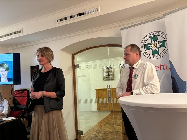 Bezirkshauptfrau Katharina Rumpf überbrachte Grußworte und dankte den Bergrettern für ihren Einsatz.