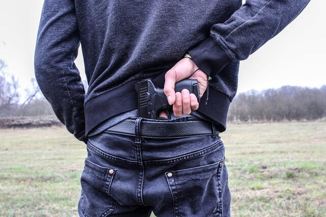 Im Verlauf des Streits vor dem Wohnobjekt des 26-Jährigen ging der 28-Jährige tätlich auf ihn los und bedrohte ihn dabei auch mit einer illegalen Faustfeuerwaffe. | Foto: Symbolbild: pixabay.com