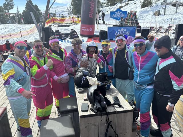 Diese Jungs aus Deutschland kamen im Retro-Look und feierten kräftig mit.  | Foto: Haun
