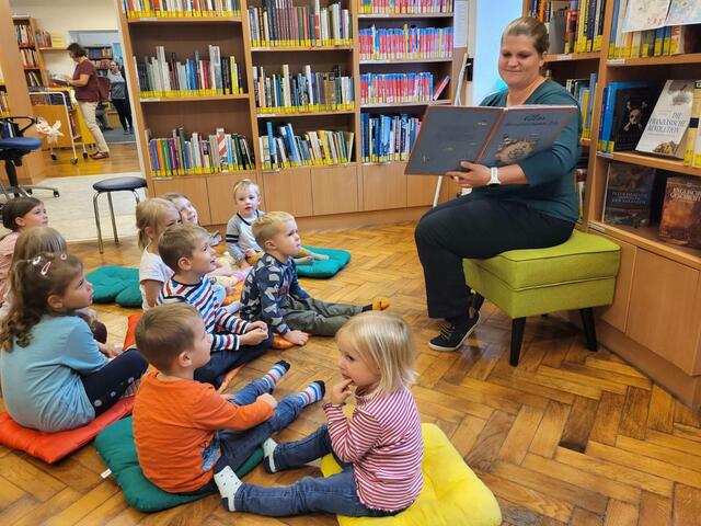 Die gemeinsame Lesezeit hat sich erfolgreich etabliert. Der Verein Thayatal liest regelmäßig in der Bibliothek in Waidhofen vor zahlreichen begeisterten Kindern | Foto: Hilfswerk Niederösterreich