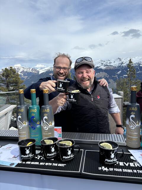 Jürgen Penzenleitner (GF und Eigentümer von Weinturm) und Martin Wimpissinger (Platzlalm) ließen sich einen Mix mit aVao Gin schmecken.  | Foto: Haun