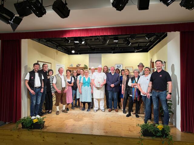 Die Theatergruppe Kollerschlag freut sich über den Pokal. | Foto: Violetta Griendl