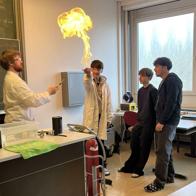 Vortragender Matthias Bergthaler, Nico Kovacevic, Sean Schuster und Abdul Khalafalmohamed. | Foto: WKB