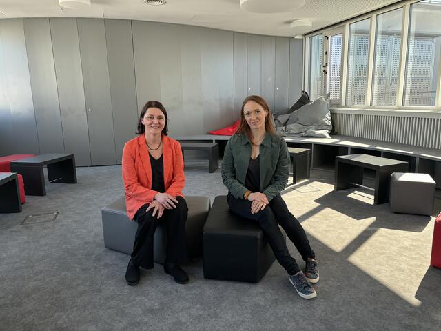Von links: Hilla Lindhuber (Leiterin Bildung, Jugend und Kultur) und die Bildungsreferentin Corrina Zafaurek im Workshop-Raum. | Foto: Emanuel Hasenauer