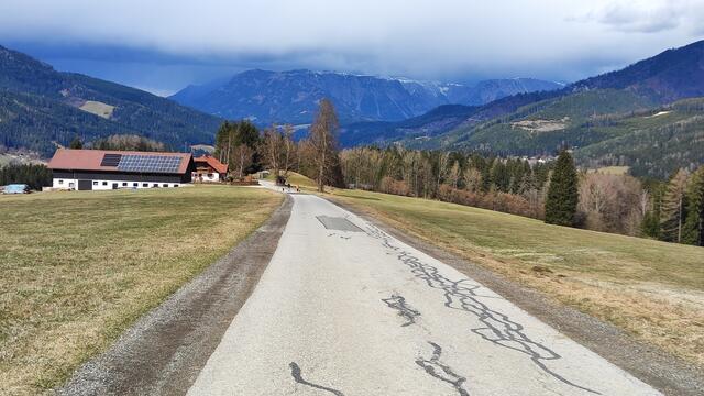 Richtung Mürzzuschlag, die Schneealpe hat ein Wolkenhauberl... | Foto: I.Wozonig