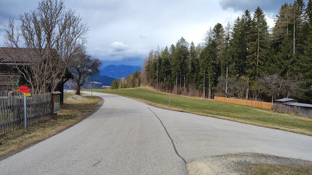 Jetzt verlassen wir die Straße wieder und biegen Richtung Wald ab...
Liebe Grüße Irmgard  | Foto: I.Wozonig