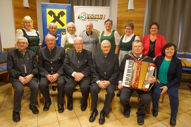 Sitzend von links Seniorenbund-Bezirksobmann Karl Grufeneder, Ehrenobmann August Moser, Obmann Leopold Walch, Ehrenobmann Johann Königshofer, Erich Perger (Seniorenchor), Eva Sattler (Schriftführung); stehend von links Obmann-Stellvertreterin Katharina Sattler, Marianne Löttner (Finanzen), Elfriede Riesenberger (Turnen), Karl Lichtenberger und Leopoldine Sattler (Wandern), Elisabeth Strasser (Theaterspiel), Vizebürgermeisterin Martina Kranzl. | Foto: Seniorenbund Mitterkirchen