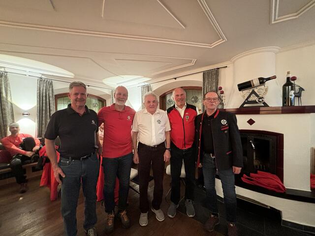 Die fünf Ehrenmitglieder der Bergrettung im Bezirk Reutte.