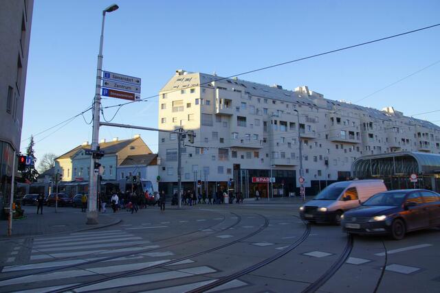 Am Samstagmorgen wurden mehrere Fenster am Kagraner Platz zerstört, das Landeskriminalamt Wien ermittelt.