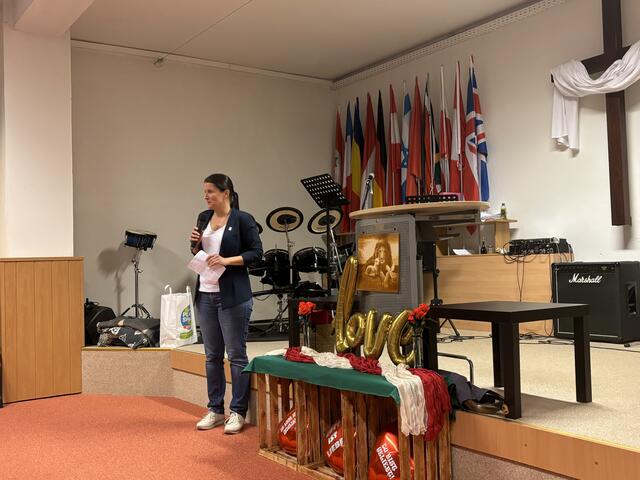 Die geschäftsführende Gemeinderätin Elisabeth Adler (FPÖ) lud zum politischen Stammtisch in Rabensburg | Foto: Thiem/MeinBezirk