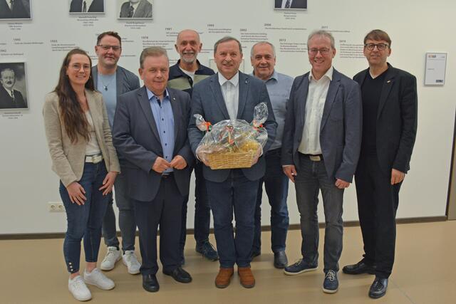 Johann Hofbauer (Mitte) wurde feierlich verabschiedet. Im Bild: Sonja Fichtinger (Administration), Bürgermeister Christian Seper (Waldhausen), Bürgermeister LAbg. ÖKR Franz Mold (Zwettl), Bürgermeister Josef Schaden (Schweiggers), Bgm. a.D. Johann Hofbauer, Bürgermeister Franz Wagesreither, Musikschulleiter Alexander Kastner und Stadtamtdirektor Mag. Hermann Neumeister. | Foto: Stadtgemeinde Zwettl