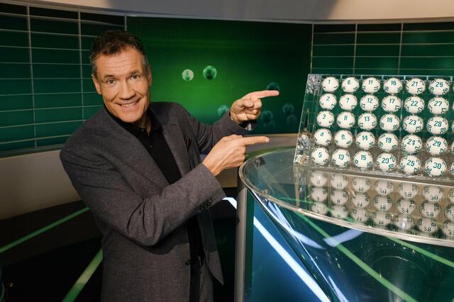 Armit Assinger hat zuletzt im Jänner dieses Jahres eine Lotto-Bonusziehung moderiert. | Foto: ORF/Günther Pichlkostner