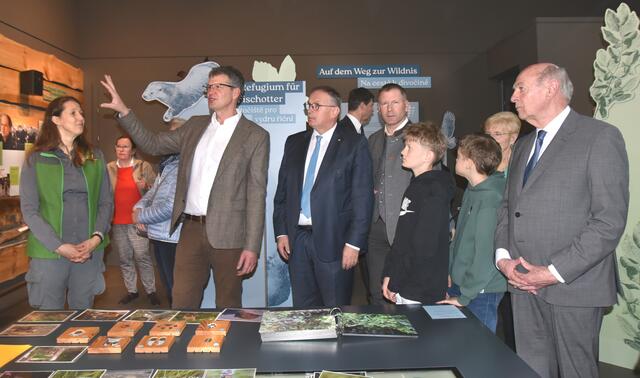 Besichtigung der Sonderausstellung 25 Jahre auf dem Weg zur Wildnis
 | Foto: Herbert Schleich