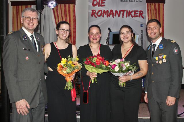 Ernst Prix (Geschäftsführer RK Atzenbrugg), Nina Sprengnagel, Elisabeth Beckmann, Nadine Schimany (allesamt Ballkomitee), Peter Angerer (Bezirksstellenleiter RK Atzenbrugg). | Foto: RK Atzenbrugg