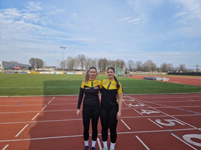 Die beiden KSV-Hammerwerferinnen Annika Kern und Leonie Moser. | Foto: KSV-LA
