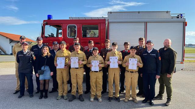 Vier Jugendliche der Feuerwehrjugend Schleedorf sowie ein Jugendlicher aus Neumarkt absolvierten das goldene Leistungsabzeichen. | Foto: BSBÖD Bezirk Flachgau, OVI Hasenschwandtner