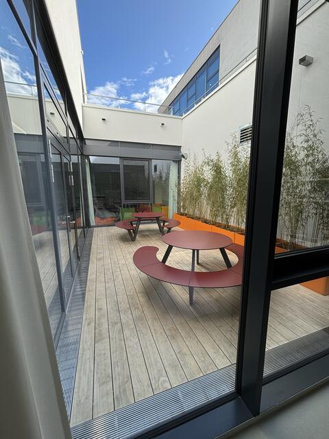 Sitzgelegenheiten im Innenhof. | Foto: Kern