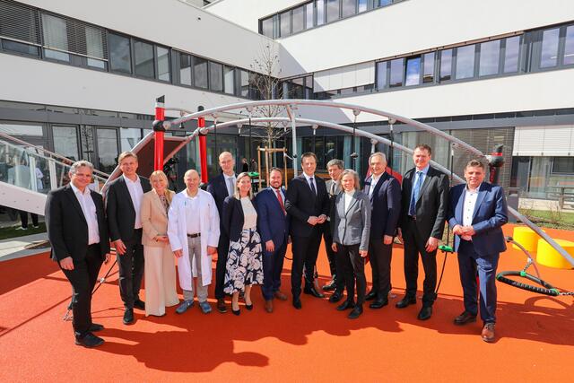 Gruppenfoto am neu errichteten Spielplatz: Thomas Bredenfeld, Thomas Hofer, Eveline Brandstätter, Erich Schaflinger, Manfred Kočever, Eva Maria Schmidt-Kloiber, Marco Triller, Karlheinz Kornhäusl - Gesundheitslandesrat, Reinhold Kerbl, Isabel Böge, Gerhard Stark, Ulf Drabek und Franz Jantscher. | Foto: Kages/Russold