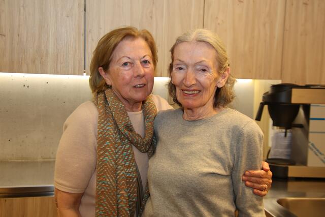 Kultur Anif: Elfi Reisinger mit Gertrude Lintner.