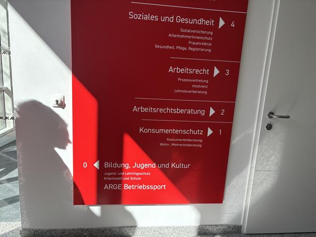 Hier geht es zu den unterschiedlichen Abteilungen der Arbeiterkammer Salzburg. | Foto: Emanuel Hasenauer