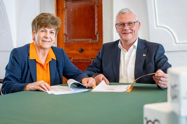 Obfrau des Vereins "Nachbarschaftshilfe Plus" Waltraud Bachmaier und Bürgermeister Thomas Steiner ziehen eine Bilanz aus den letzten fünf Jahren. | Foto: Eisenstadt