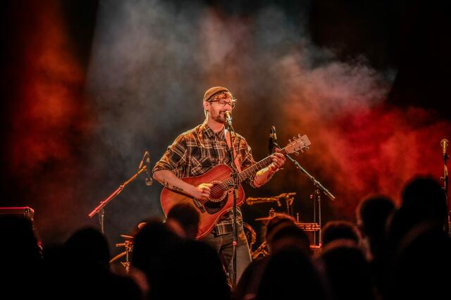 Der Salzburger Singer/Songwriter Simon Paulus (hier bei einem Auftritt im Rockhouse Salzburg) veröffentlichte vor kurzem seine zweite Single "Monche Wunden". | Foto: Wolfgang Kofler