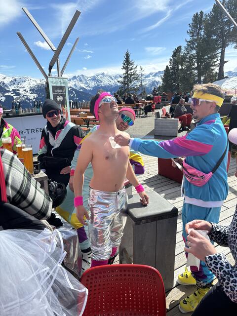 Wer mit seinen Kumpels "poltert" muss so einiges aushalten.  | Foto: Haun