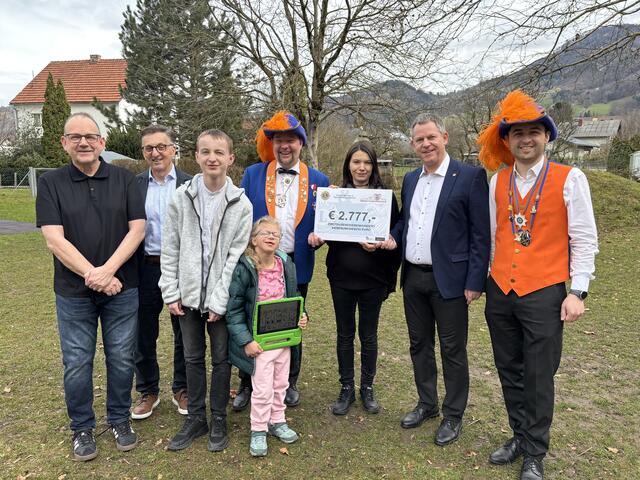 Direktor Wolfgang Lehner (li.) freut sich über die großzügige Spende. Übergeben haben den Spendenscheck die Präsidenten Markus Grüner vom Lions Club (2.v.re.) und Roman Mitterndorfer von der Kirchdorfer Faschingsgesellschaft (4.v.re.). | Foto: Staudinger