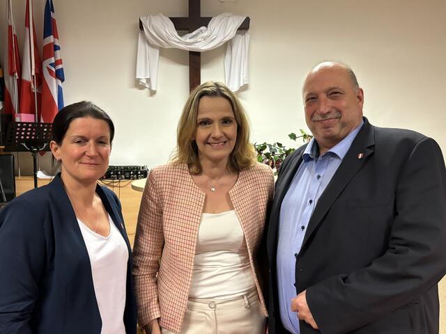 Geschäftsführende Gemeinderätin Elisabeth, Nationalratsabgeordnete Dagmar Belakowitsch, Bundesrat Michael Bernard | Foto: Thiem/MeinBezirk