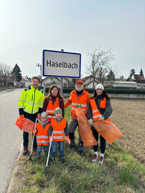 Bürgermeister Daniel Weis von Perschling (links) hat tatkräftig mitgeholfen.  | Foto: Schildberger