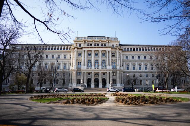 Der Oberste Gerichtshof (OGH) erklärt im Verbandsklageverfahren der Arbeiterkammer Kreditbearbeitungsgebühren erstmals für illegal. | Foto:  Eva Manhart / APA / picturedesk.com