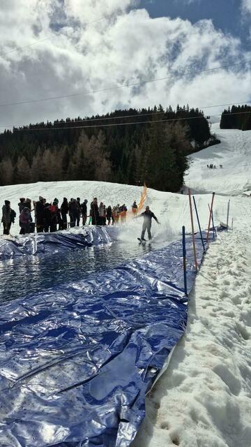 Die Aufgabenstellung für die Teilnehmer: Bei immer kürzerem Anlauf möglichst trocken über das Wasserbecken kommen. | Foto: privat