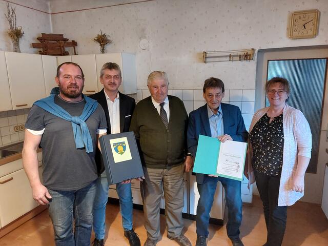 Christian Jassek, Thomas Schwarz, Jubilar Franz Niedermeyer, Erwin Kasper und Friederike Schnepf | Foto: Gemeinde Pernersdorf